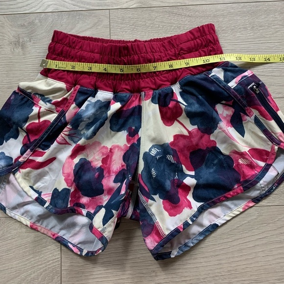 Lululemon Tracker Short II *4-way Stretch
Inky Floral Ghost Inkwell Bumble Berry - Picture 11 of 14